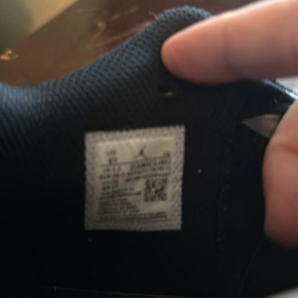 Boys Air Jordan’s Black like new size 6Y FLY! - Picture 6 of 8